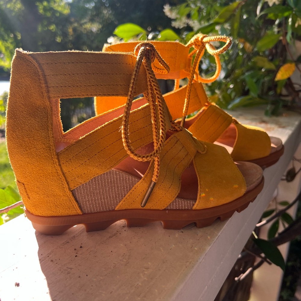 Sorel yellow wedges.
